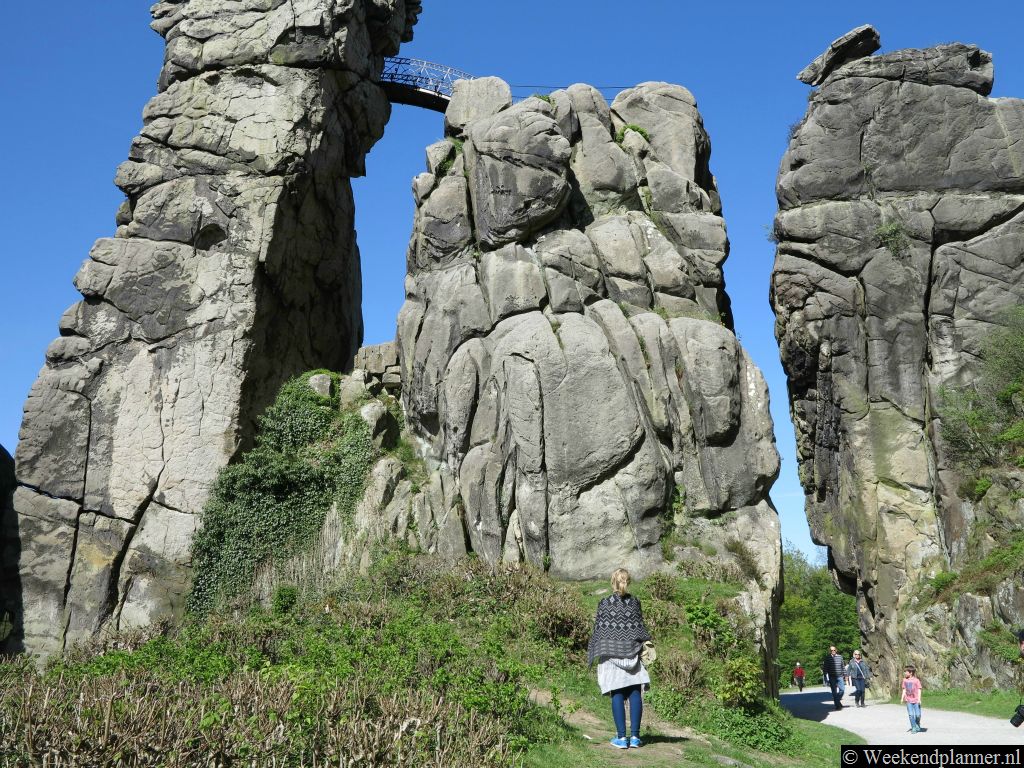 Je kunt rondom de Externsteine lopen. Er stroomt een beekje langs de rotsen en er lopen wandelpaden de bossen in.Tip: Naar de Externsteine in het Teutoburger Woud.